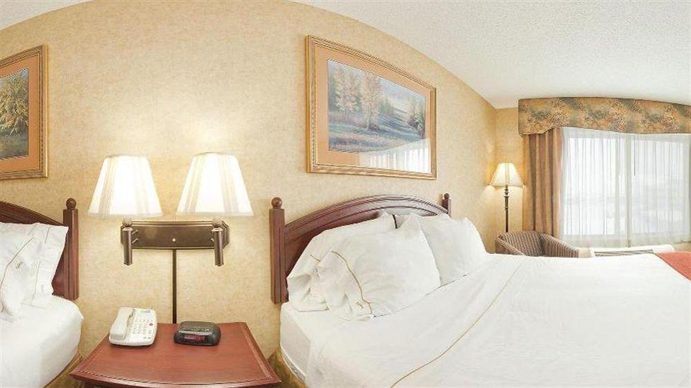 Holiday Inn Express Hotel & Suites Bismarck By Ihg Buitenkant foto