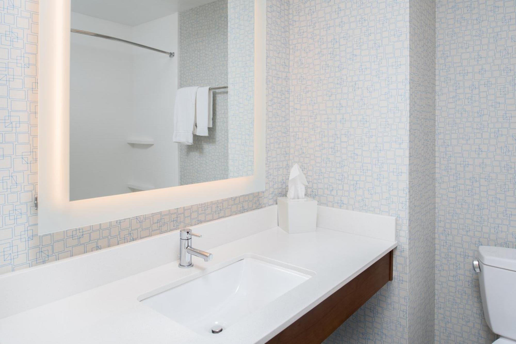 Holiday Inn Express Hotel & Suites Bismarck By Ihg Buitenkant foto
