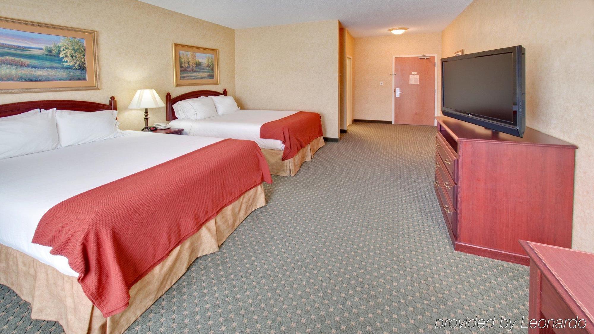Holiday Inn Express Hotel & Suites Bismarck By Ihg Kamer foto