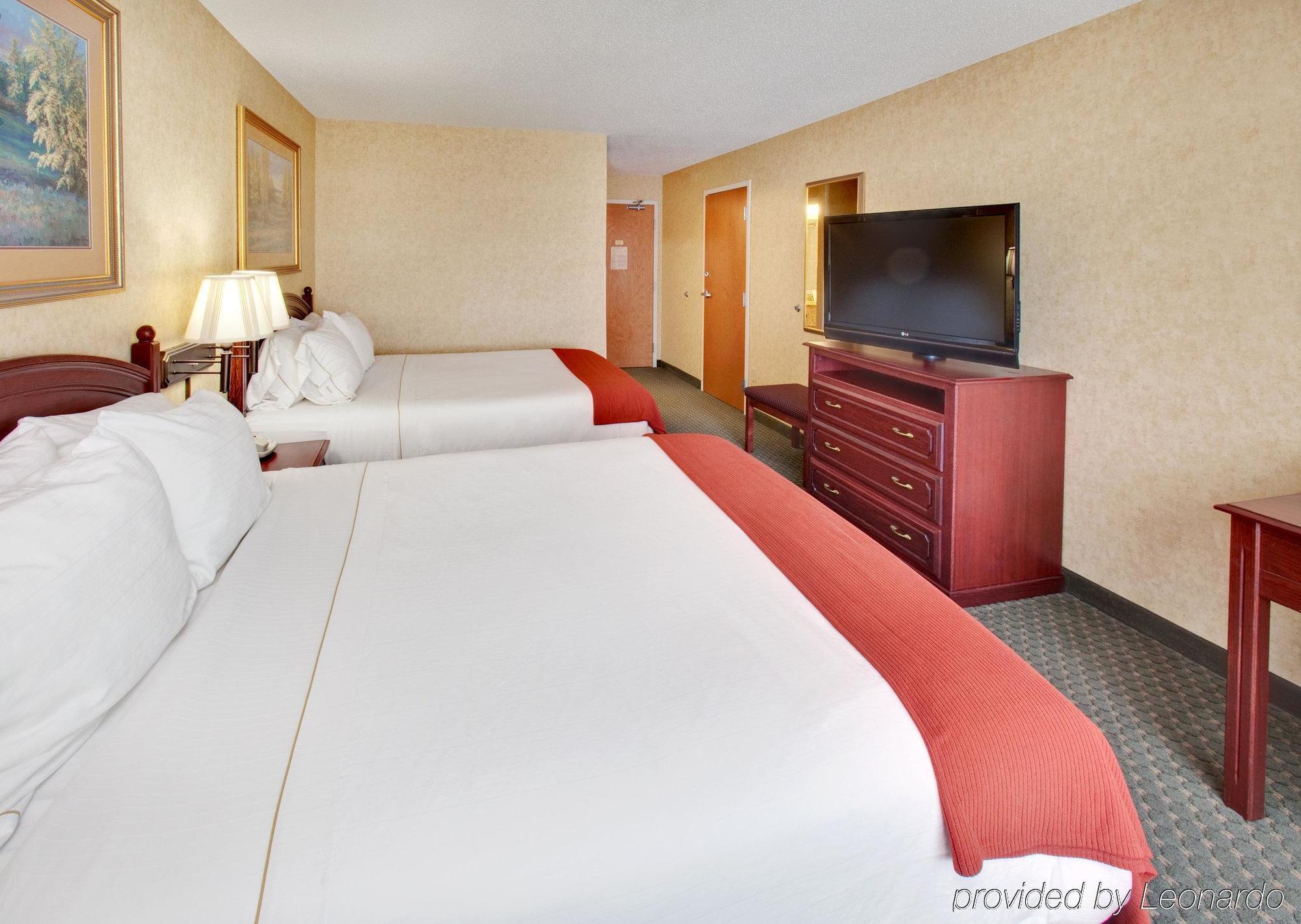 Holiday Inn Express Hotel & Suites Bismarck By Ihg Kamer foto