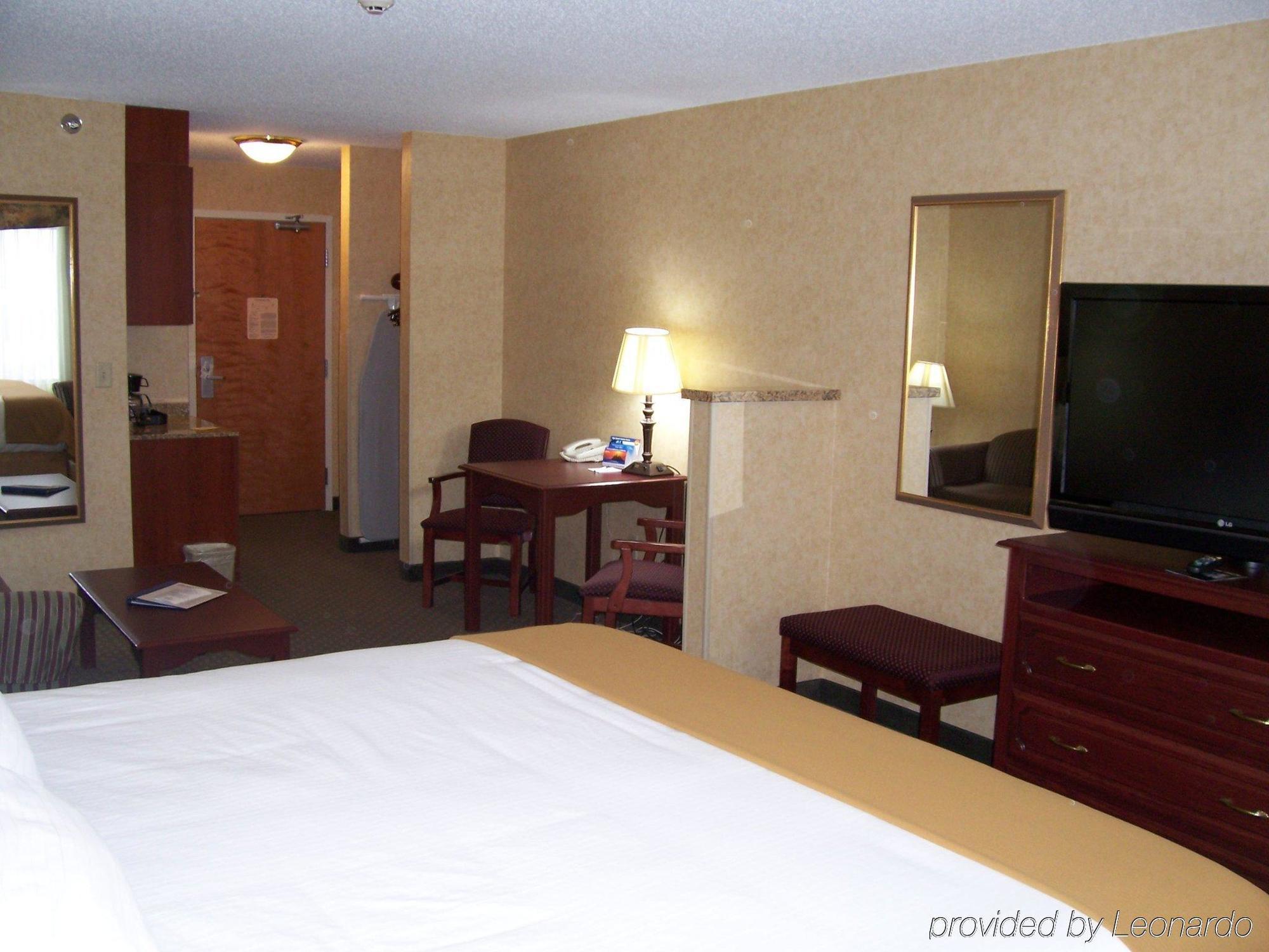Holiday Inn Express Hotel & Suites Bismarck By Ihg Kamer foto