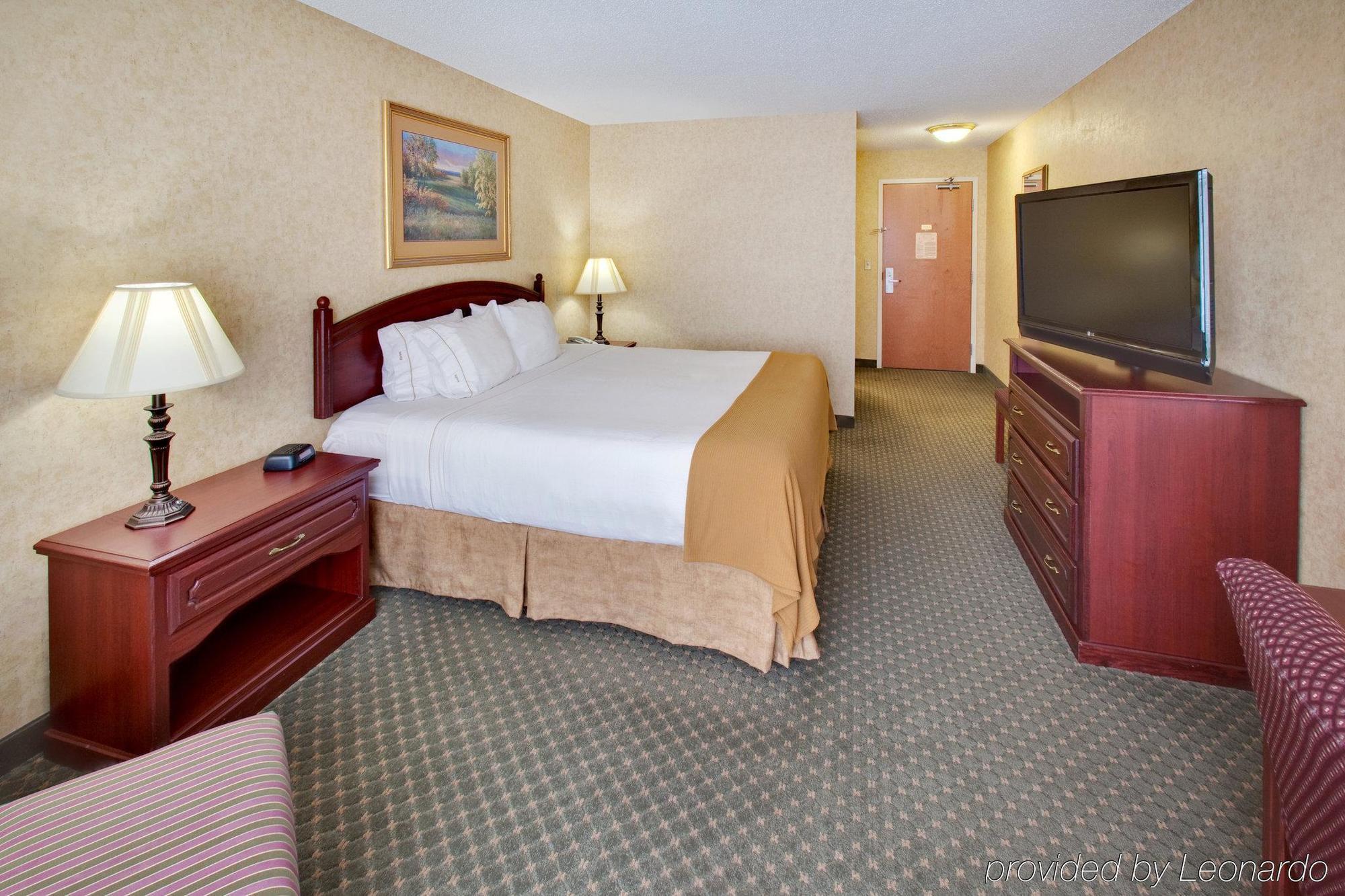 Holiday Inn Express Hotel & Suites Bismarck By Ihg Kamer foto