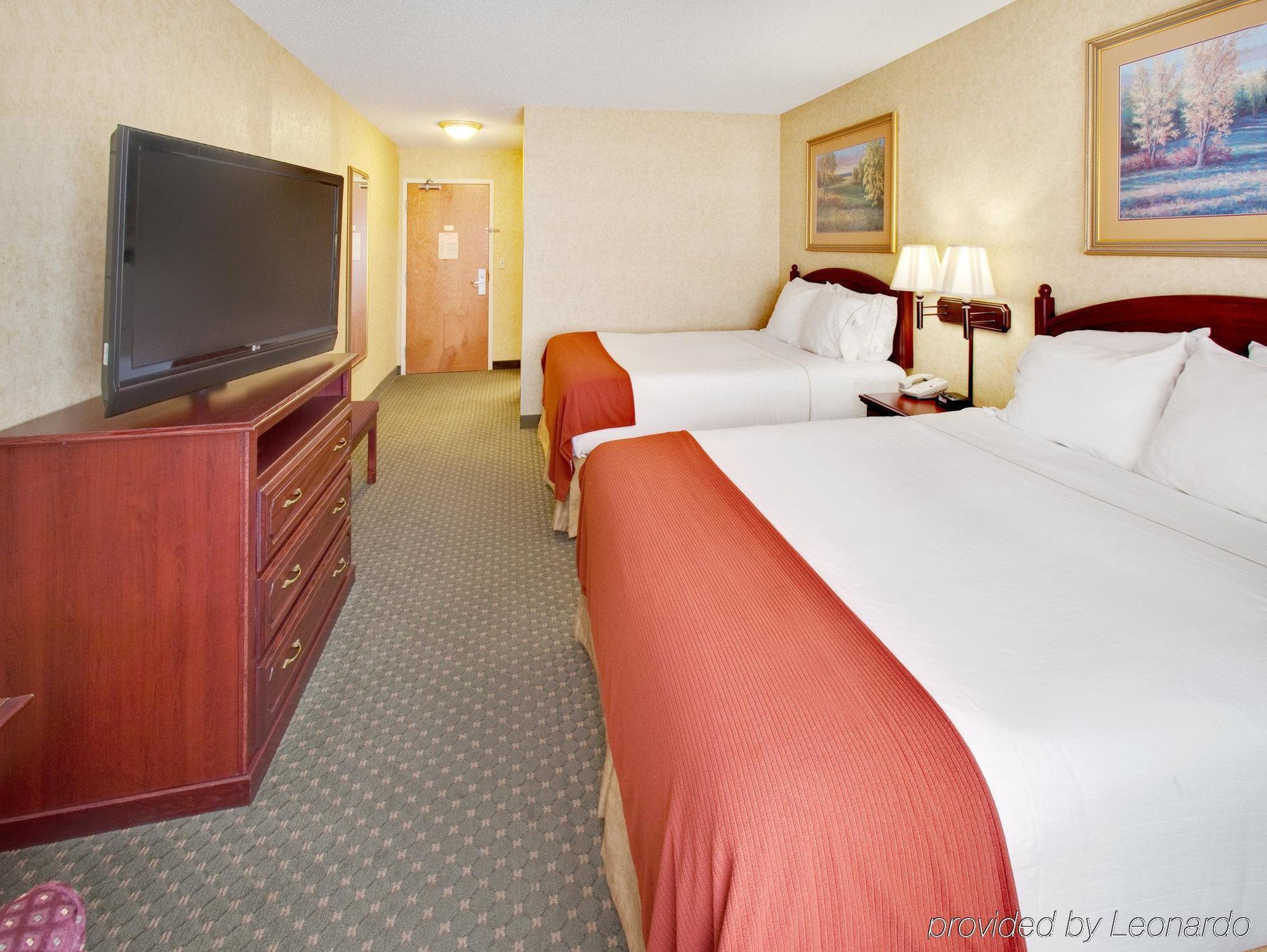 Holiday Inn Express Hotel & Suites Bismarck By Ihg Kamer foto