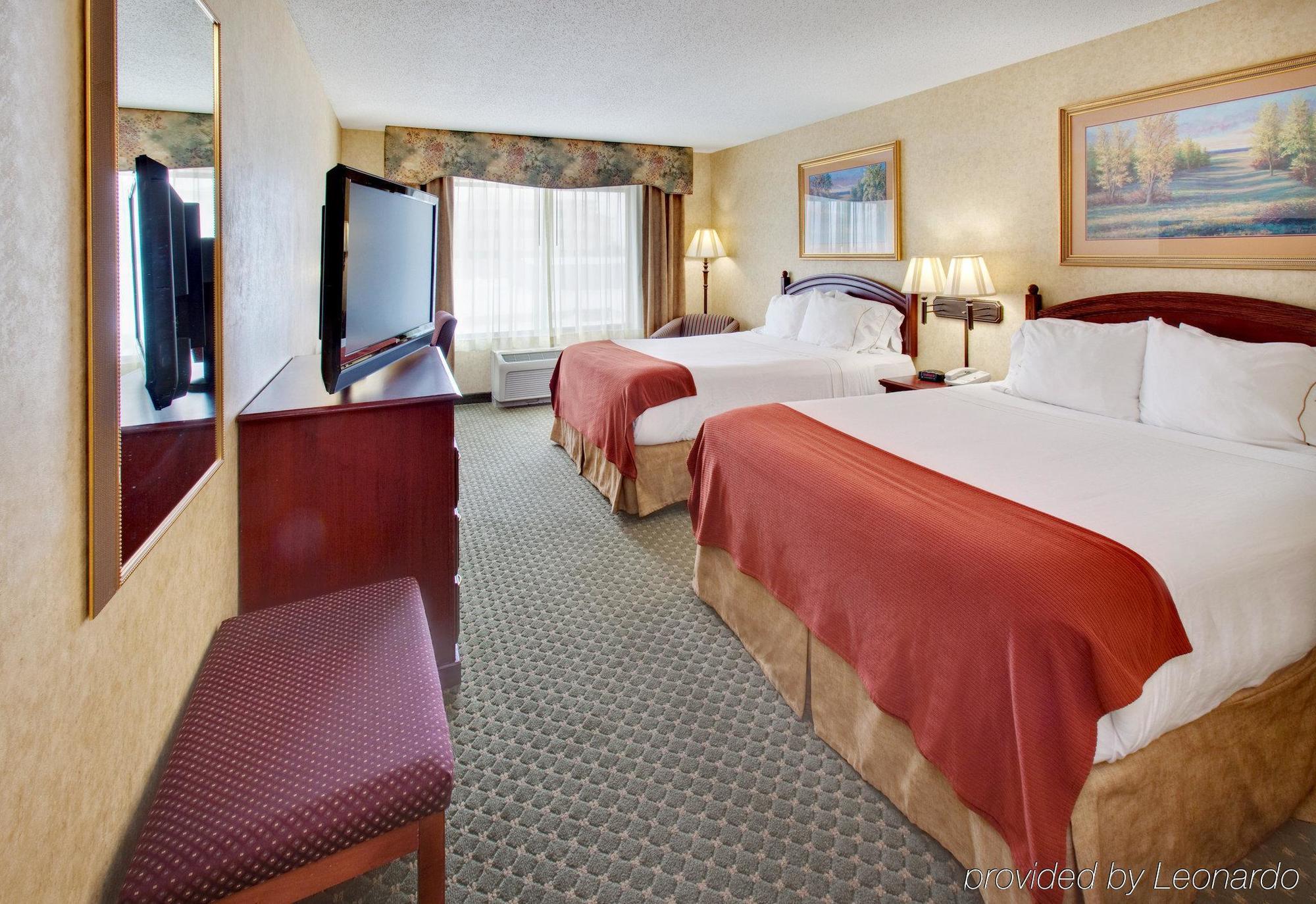 Holiday Inn Express Hotel & Suites Bismarck By Ihg Kamer foto
