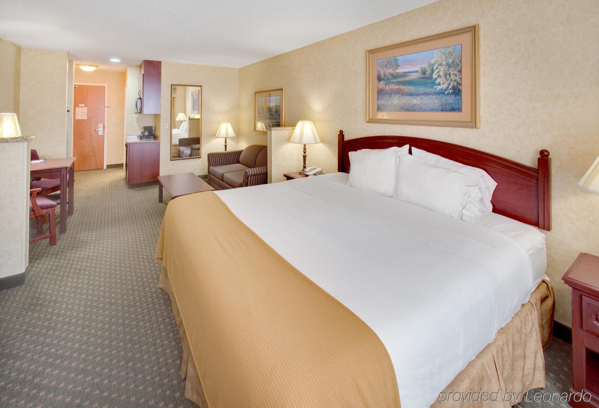 Holiday Inn Express Hotel & Suites Bismarck By Ihg Kamer foto