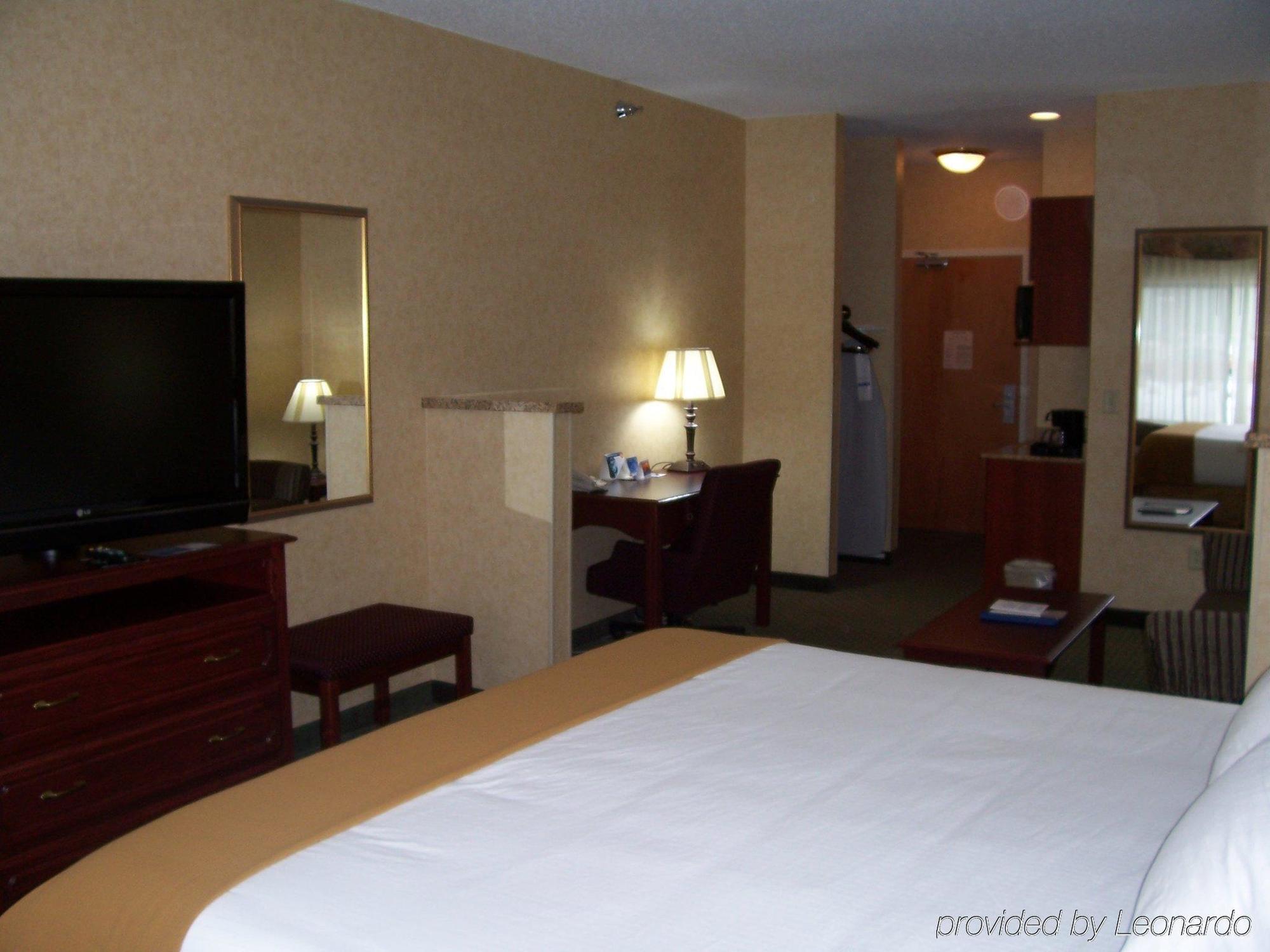 Holiday Inn Express Hotel & Suites Bismarck By Ihg Kamer foto