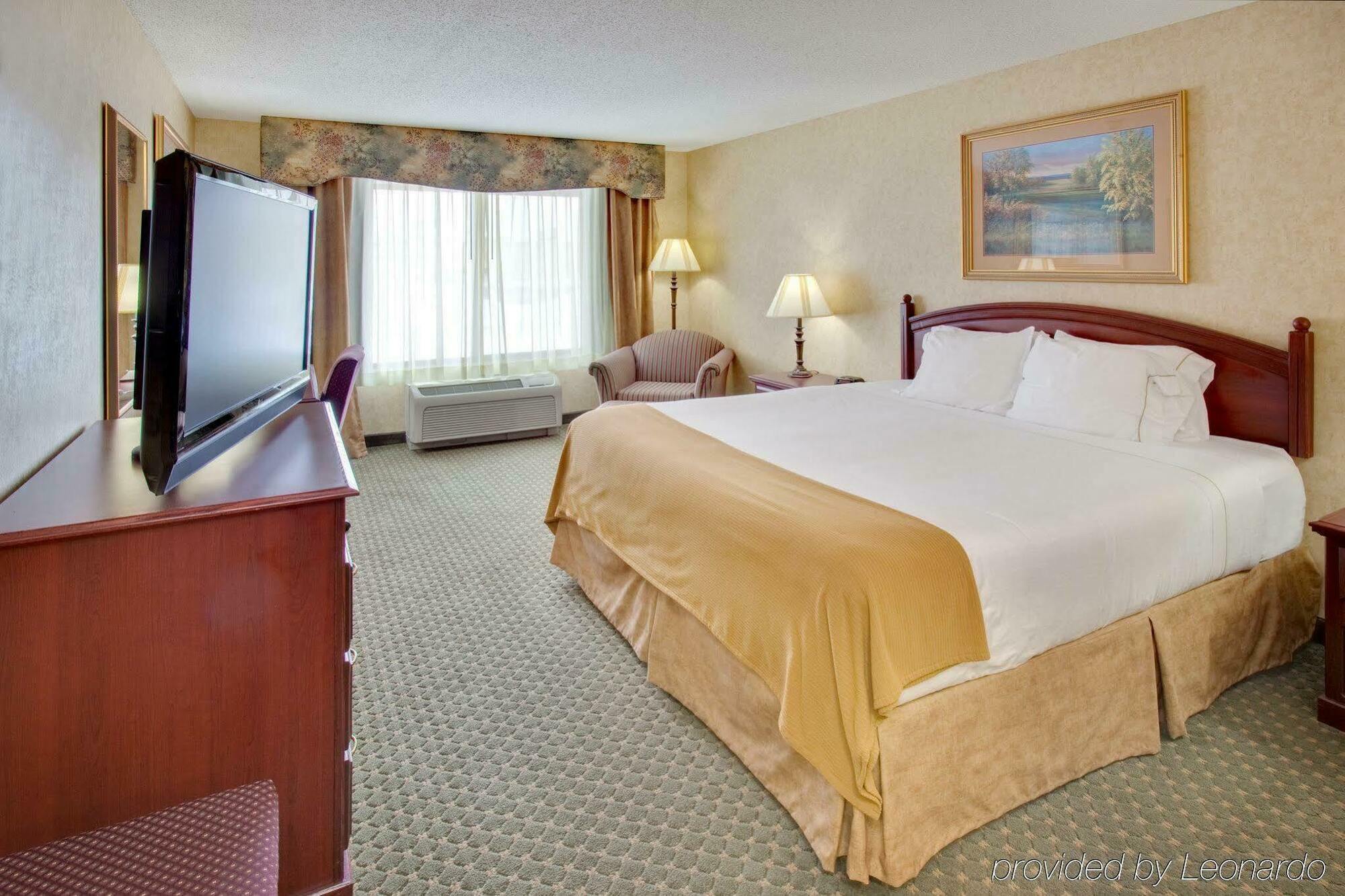 Holiday Inn Express Hotel & Suites Bismarck By Ihg Kamer foto
